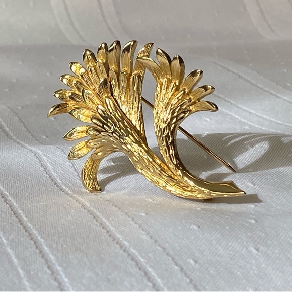Vintage Designer Vendome Flower Gold Tone Brooch Pin - Picture 14 of 16